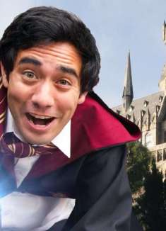 在环球影城，哈利波特骑着扫帚飞