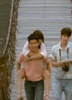 初恋这件小事：阿拓背着小水阿亮端着鱿，小水错过阿霞的生日