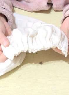 不穿的背心不要扔！一剪子不动，捏出褶来缝一缝，真实用！