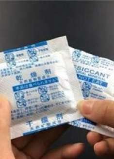 零食中的干燥剂，一包也别扔，这4个妙用特别“值钱”，家家实用