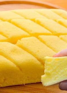 真正懒人版蛋糕，不用烤箱，2个鸡蛋，1盒酸奶，筷子两搅棉软可口