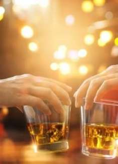 喝啤酒的常见禁忌，对身体危害太大，很多人还在继续做，不能疏忽