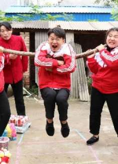小伙伴们玩反向跳远赢零食，冬冬跳远不成联合伙伴耍赖皮，太逗了
