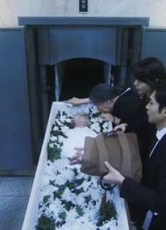 父亲突然离世，连续火化4次却无法燃烧，只因有未了的心愿