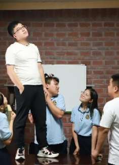 新来的老师班级点名，刘胖胖和同学合伙整蛊，太逗了