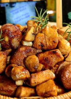 啊，太绝了，秒杀一切的口蘑煎鸡胸肉烤肠！