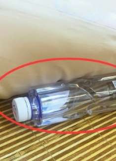 为什么很多人睡觉时，要在枕头下放瓶水？原来这么多妙用，真厉害