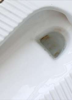 便池很脏全是黄斑和污垢，不买洁厕剂，简单方法洗得洁净如新