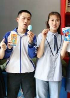 同学们买雪糕只有1块钱，机智王小九用中奖劵1元买3个，太逗了