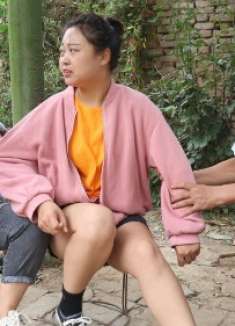 姐姐给上大学的妹妹凑学费，嫁给60岁老人，妹妹有钱回来接受不了