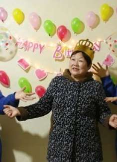 兰兰和小丽给妈妈准备生日惊喜，没想记错的妈妈的生日，真孝顺