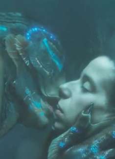 不可思议！清洁工阿姨竟然与一条鱼坠入爱河？跨物种爱恋能否长久