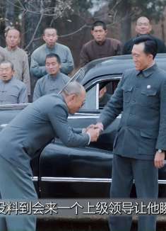 县长大摆官架子，却来了一个更大的领导