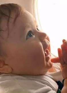 四川话配音：小朋友，刚长两颗门牙 ，吃饭慢一点，不要太嚣张