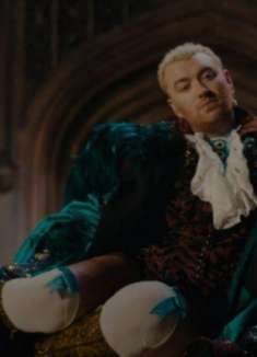 在夜幕降临前低语「我不是来交朋友的」