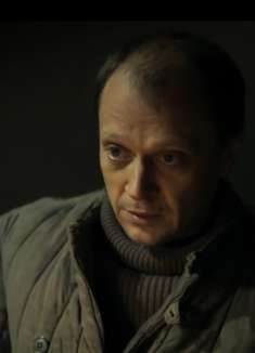 神父道貌岸然，表面为人祷告，实则与德国间谍暗中往来