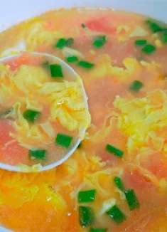 西红柿鸡蛋汤，看似简单其实有技巧，这样做蛋花漂亮原滋原味