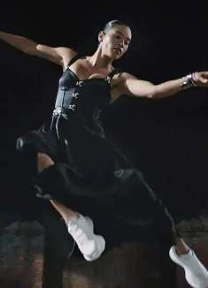 穿着麦昆跳舞，一秒沦陷的女性力量感