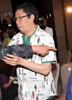 谢贤当众扇曾江巴掌，却拒不认错，王羽喊话：立刻爬来台湾道歉！