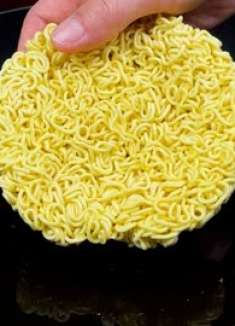 万万没想到，把方便面放入滚烫的油锅里，出锅瞬间变美食，太香了