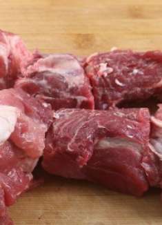 炖骨头汤，牢记“两放2不放”的秘诀，汤鲜肉香不油腻，营养好喝