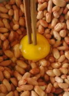 最近花生米这做法火了，打1个鸡蛋，越吃越香，老公孩子抢着吃