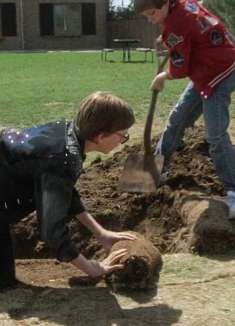 男孩在后院挖土，挖到了一个直通地心的无底深洞，噩梦就此开始了