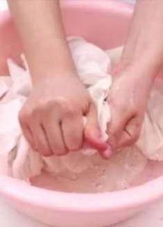 不管洗衣服多脏，洗衣服倒一碗，搓一搓衣服干净如新，快回家试试