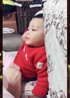 宝宝掀开衣服，把妈妈的脚放在肚子上：自己的妈妈就得宠着