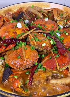 秋风起螃蟹肥，秋天的第一顿肉蟹煲安排上啦，越吃越有味停不下来