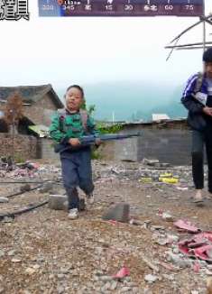 绝地求生真人版：人小鬼大，队友被打倒了98k瞬间救急