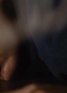 我在你床下第1集-小伙暗恋女神十几年，竟偷偷潜入女人床底，每夜偷窥