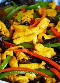 黑木耳这个做法实在吃不够，加上青椒和鸡蛋，营养好吃又下饭，香