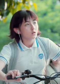 李雷和韩梅梅:女孩忙着听歌,没注意路边来往的车辆,差点出事