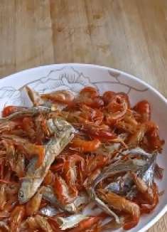 农村带过来的小河虾，配上辣椒丝萝卜丝一炒，真的是太下米饭了