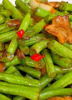 炒豆角有人焯水，有人直接过油，难怪不好吃，今天教你正确做法