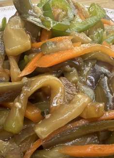 炒茄子不要下锅直接炒，加胡萝卜和青椒，咸香可口，两碗米饭不够