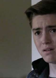 爸爸和姐姐单独在家,却不料弟弟提前放学,成年人的丑恶被撞破