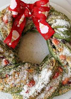 有圣诞气息的花环面包，浓浓的节日气氛，蔓越莓核桃奶酥馅很美味