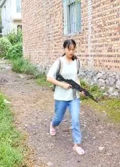 真人吃小鸡：霸气小姐姐自称无敌真寂寞淘汰两人成功吃小鸡