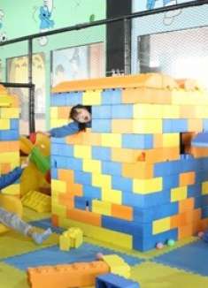 游乐场3：小伙伴们做积木城堡，没想圆圆竟然把自己封印在城堡里