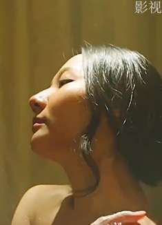 寡妇晚上身体难受，冲了一个澡，不料突然停电，裹好浴巾出门，发现床下有异响