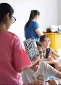 搞笑视频分享：教室里的趣事