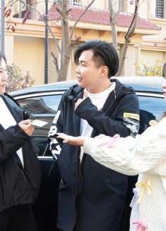 前妻来借钱，不料这现任做法绝了，为他们点赞