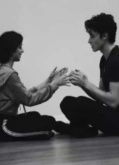 好甜好甜！萌德Shawn Mendes和卡妹Camila Cabello后台排练《Señorita》