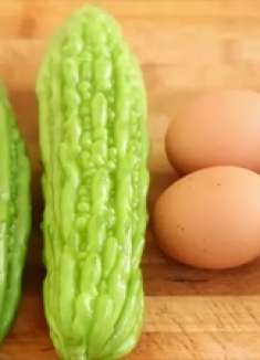 夏天要多吃苦瓜，加4个鸡蛋简单一做，鸡蛋嫩滑，苦瓜不苦，香