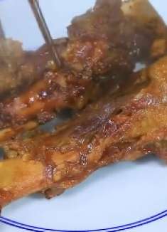 老妹嘴馋，炖了5斤酱大骨，配上蒜头，两手抱着啃，太过瘾了！