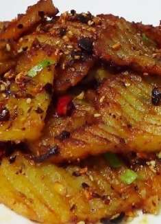 土豆这样做吃着才过瘾,香辣软糯,比肉都香