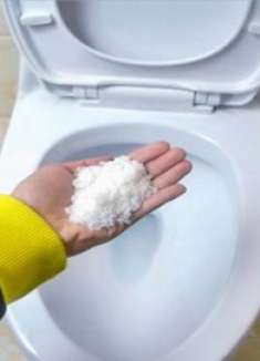 卫生间里面撒一把盐，作用真太棒了，一年能省下好几百，家家实用