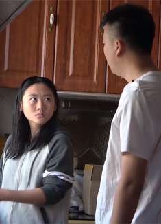 小伙在女朋友熟睡时往她脸上泼水，还拿生鸡蛋往她头上摔！出事了